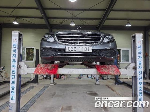 Mercedes-Benz E-Class E300 4MATIC Exclusive Standard